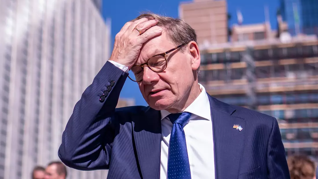Außenminister Johann Wadephul (CDU) auf dem Weg zur Wahl für den UN-Sicherheitsrat in der Generalversammlung der Vereinten Nationen in New York. - Bild: Michael Kappeler/dpa