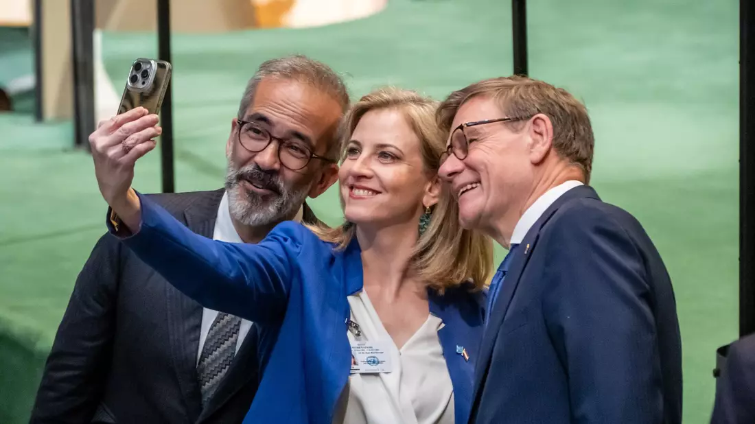 Wahlkampf gegen Freunde: Außenminister Wadephul mit seiner Amtskollegein aus Österreich, Beate Meinl-Reisinger, und seinem portugiesischen Amtskollegen Paulo Rangel. - Bild: Michael Kappeler/dpa