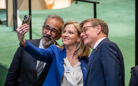 Wahlkampf gegen Freunde: Außenminister Wadephul mit seiner Amtskollegein aus Österreich, Beate Meinl-Reisinger, und seinem portugiesischen Amtskollegen Paulo Rangel. - Bild: Michael Kappeler/dpa
