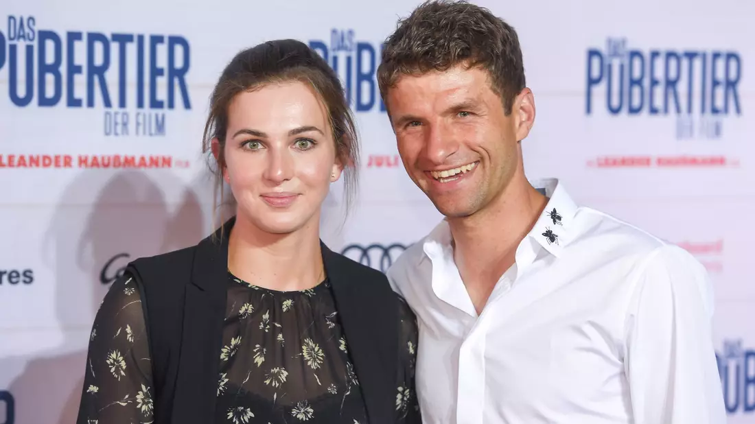 Lange waren Lisa und Thomas Müller als Traumpaar in Stadien und auf roten Teppichen unterwegs. (Archivbild) - Bild: picture alliance / Tobias Hase/dpa
