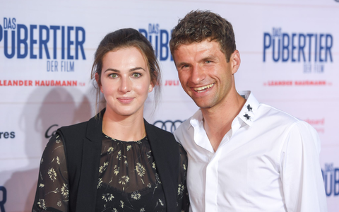 Lange waren Lisa und Thomas Müller als Traumpaar in Stadien und auf roten Teppichen unterwegs. (Archivbild) - Bild: picture alliance / Tobias Hase/dpa
