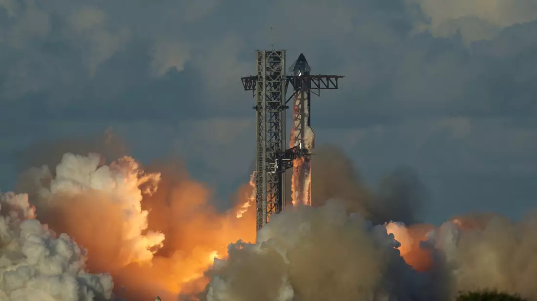 Die hohen Kosten für die Entwicklung der Riesen-Rakete Starship tragen zu den Verlusten von SpaceX bei. (Archivbild) - Bild: Eric Gay/AP/dpa