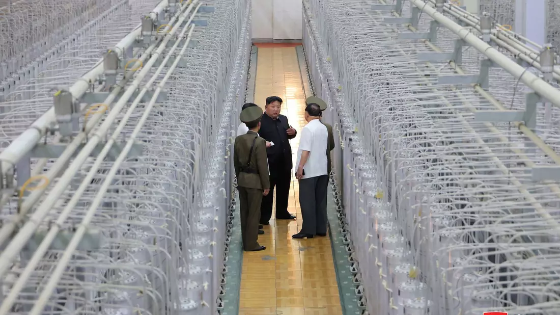 Nordkoreas Machthaber Kim lässt sich gern vor eindrucksvollen Kulissen fotografieren. (Archivfoto) - Bild: Uncredited/KCNA/KNS/dpa