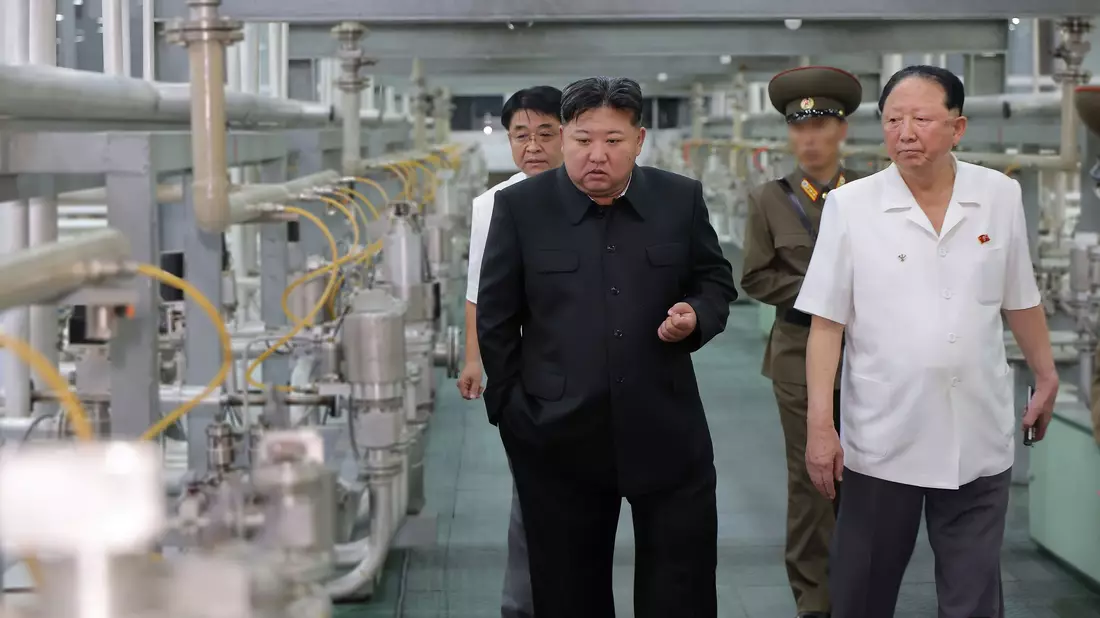Kim möchte das Atomprogramm des Landes «exponentiell» ausbauen. (Archivfoto) - Bild: Uncredited/KCNA/KNS/dpa