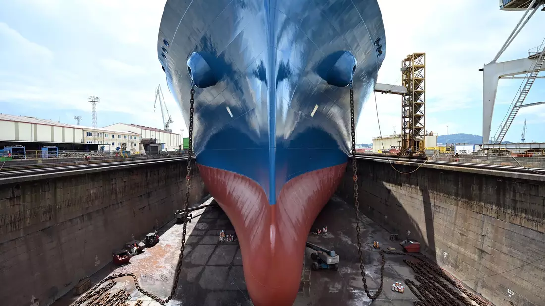 Experten rechnen damit, dass in den kommenden Jahren weltweit immer mehr Flüssigerdgas (LNG) gehandelt wird. Das Foto zeigt den Bug des LNG-Tankschiffs «Maran Gas Amorgos», das kürzlich für eine Wartung in einem Trockendock in Spanien lag. - Bild: Helge Toben/dpa