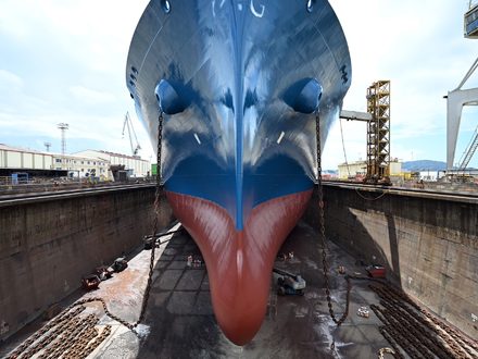 Experten rechnen damit, dass in den kommenden Jahren weltweit immer mehr Flüssigerdgas (LNG) gehandelt wird. Das Foto zeigt den Bug des LNG-Tankschiffs «Maran Gas Amorgos», das kürzlich für eine Wartung in einem Trockendock in Spanien lag. - Foto: Helge Toben/dpa
