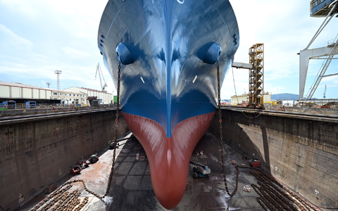 Experten rechnen damit, dass in den kommenden Jahren weltweit immer mehr Flüssigerdgas (LNG) gehandelt wird. Das Foto zeigt den Bug des LNG-Tankschiffs «Maran Gas Amorgos», das kürzlich für eine Wartung in einem Trockendock in Spanien lag. - Bild: Helge Toben/dpa