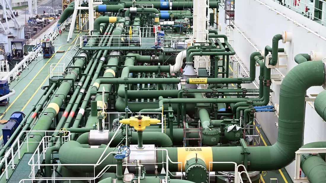 Flüssigerdgas mit dem Schiff zu transportieren, ist technisch sehr aufwendig. Das Foto zeigt Leitungen an Deck des LNG-Tankschiffs «Maran Gas Amorgos». Die Aufnahme entstand während einer Wartung des Schiffes im Trockendock. - Bild: Helge Toben/dpa
