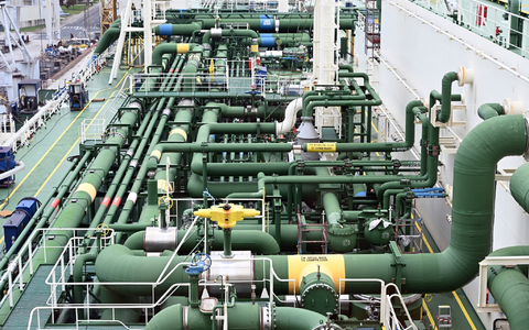 Flüssigerdgas mit dem Schiff zu transportieren, ist technisch sehr aufwendig. Das Foto zeigt Leitungen an Deck des LNG-Tankschiffs «Maran Gas Amorgos». Die Aufnahme entstand während einer Wartung des Schiffes im Trockendock. - Bild: Helge Toben/dpa