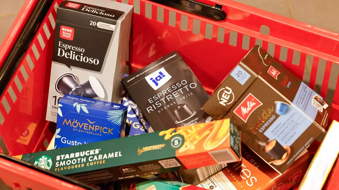 Eigenmarkenprodukte landen immer häufiger im Einkaufskorb der Kunden. - Bild: Thomas Banneyer/dpa