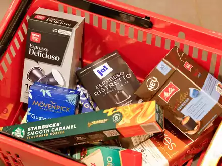 Eigenmarkenprodukte landen immer häufiger im Einkaufskorb der Kunden. - Foto: Thomas Banneyer/dpa
