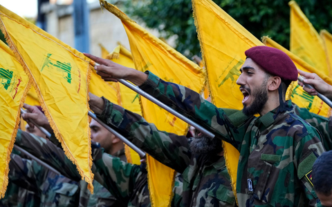 Israel fordert die Entwaffnung der proiranischen Hisbollah. (Archivbild) - Bild: Hassan Ammar/AP/dpa
