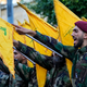 Israel fordert die Entwaffnung der proiranischen Hisbollah. (Archivbild) - Bild: Hassan Ammar/AP/dpa
