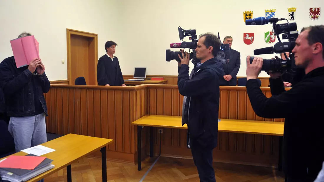 In Deutschland wurde der sogenannte Maskenmann bereits wegen drei Kindsmorden verurteilt. (Archivbild) - Bild: picture alliance / Carmen Jaspersen/dpa