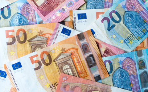 Es geht um viel Geld. (Symbolbild) - Bild: Monika Skolimowska/dpa-Zentralbild/dpa