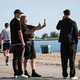Nationaltorwart Manuel Neuer macht ein Foto mit einem Fan. - Bild: Christian Charisius/dpa