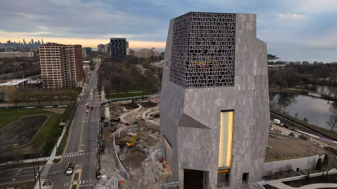 Ein riesiger Betonturm im Süden Chicagos beherbergt das Obama Presidential Center. (Archivbild) - Bild: Erin Hooley/AP/dpa