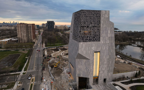 Ein riesiger Betonturm im Süden Chicagos beherbergt das Obama Presidential Center. (Archivbild) - Bild: Erin Hooley/AP/dpa