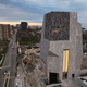 Ein riesiger Betonturm im Süden Chicagos beherbergt das Obama Presidential Center. (Archivbild) - Bild: Erin Hooley/AP/dpa