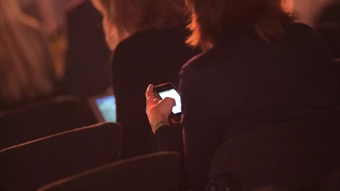 Geschäftsfrauen mit Smartphone (Archiv) - Bild: via dts Nachrichtenagentur