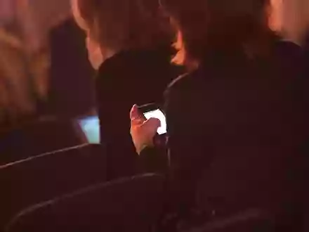 Geschäftsfrauen mit Smartphone (Archiv) - Foto: via dts Nachrichtenagentur