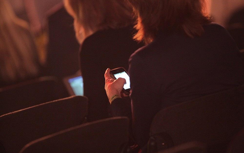 Geschäftsfrauen mit Smartphone (Archiv) - Bild: via dts Nachrichtenagentur