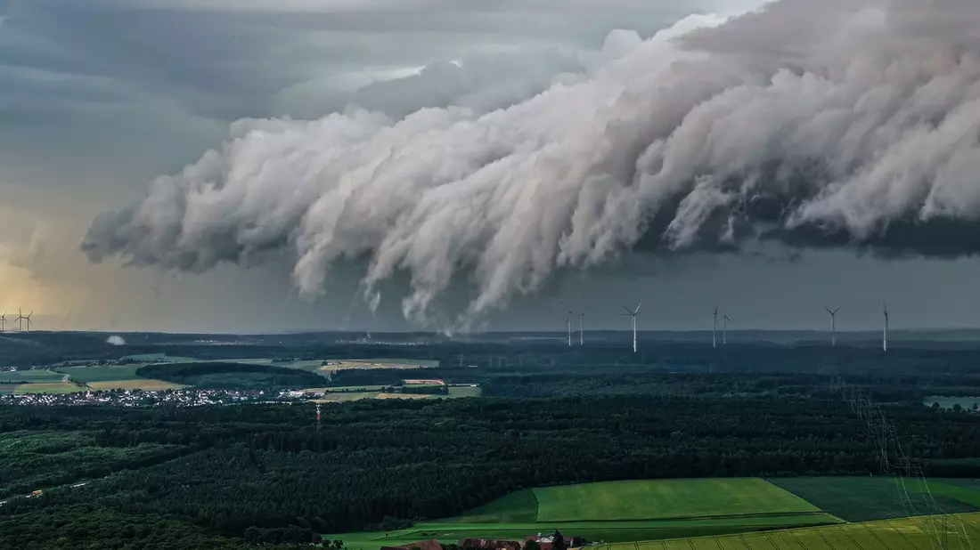 Im Südwesten sind starke Gewitter möglich. - Bild: Jason Tschepljakow/dpa