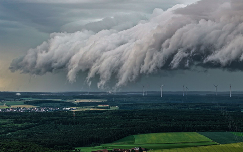 Im Südwesten sind starke Gewitter möglich. - Bild: Jason Tschepljakow/dpa