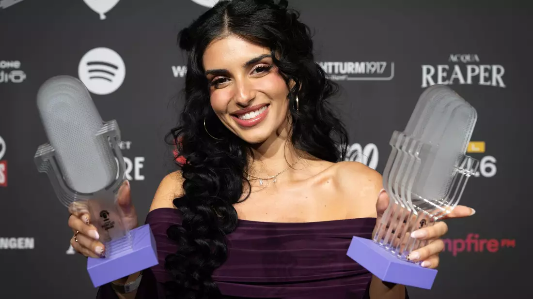 «Take Me Späti»-Moderatorin Sara Arslan sahnte beim Deutschen Podcast Award ab. - Bild: Soeren Stache/dpa