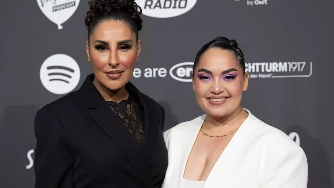 Senna Gammour und Bahar Kizil sind in ihrem Podcast zu hören - und zu sehen. - Bild: Soeren Stache/dpa