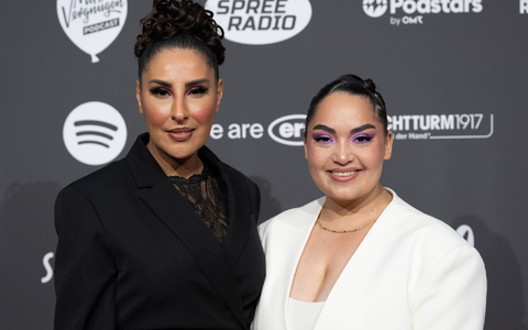 Senna Gammour und Bahar Kizil sind in ihrem Podcast zu hören - und zu sehen. - Bild: Soeren Stache/dpa