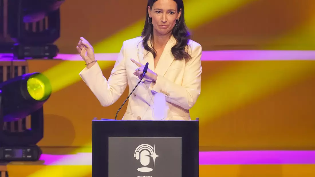 Pinar Atalay: Ihre TV-Sendung gibt es auch zum Nachhören als Podcast. - Bild: Soeren Stache/dpa