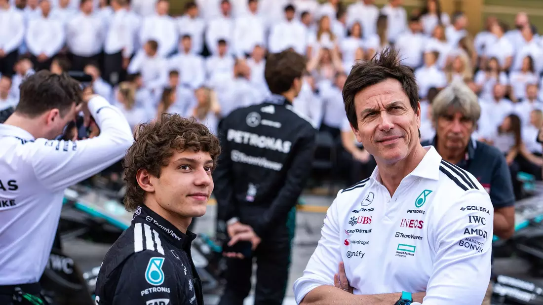 Mercedes-Teamchef Toto Wolff (r) will nicht per Stallorder eingreifen. (Archivbild) - Bild: Luca Martini/SOPA Images via ZUMA Press Wire/dpa
