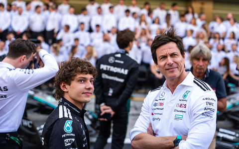 Mercedes-Teamchef Toto Wolff (r) will nicht per Stallorder eingreifen. (Archivbild) - Bild: Luca Martini/SOPA Images via ZUMA Press Wire/dpa
