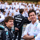 Mercedes-Teamchef Toto Wolff (r) will nicht per Stallorder eingreifen. (Archivbild) - Bild: Luca Martini/SOPA Images via ZUMA Press Wire/dpa