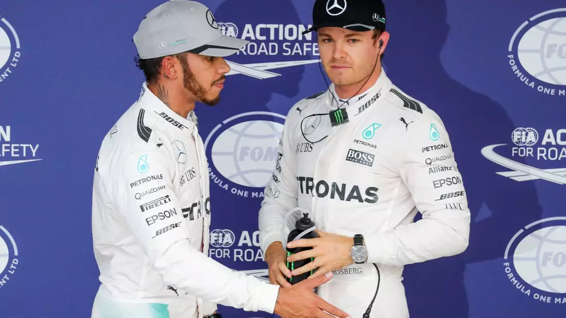 «Krieg der Sterne»: Lewis Hamilton (l) und Nico Rosberg lieferten sich einen knallharten Zweikampf. (Archivbild) - Bild: Diego Azubel/EPA/dpa