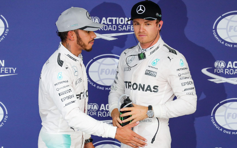 «Krieg der Sterne»: Lewis Hamilton (l) und Nico Rosberg lieferten sich einen knallharten Zweikampf. (Archivbild) - Bild: Diego Azubel/EPA/dpa