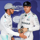«Krieg der Sterne»: Lewis Hamilton (l) und Nico Rosberg lieferten sich einen knallharten Zweikampf. (Archivbild) - Bild: Diego Azubel/EPA/dpa