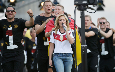 Helene Fischer und der DFB: Nach dem Triumph 2014 ging es «Atemlos durch die Nacht» - Bild: picture alliance / Michael Kappeler/dpa