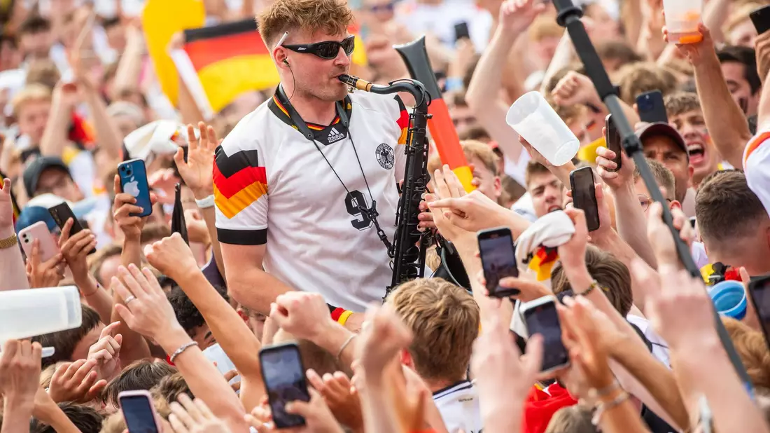Schnura und das Saxofon: Ein Ballermann-Hit zur WM - Bild: Christoph Schmidt/dpa