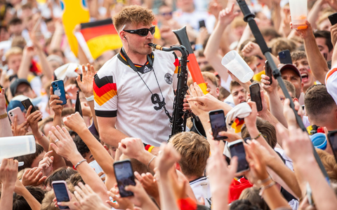 Schnura und das Saxofon: Ein Ballermann-Hit zur WM - Bild: Christoph Schmidt/dpa