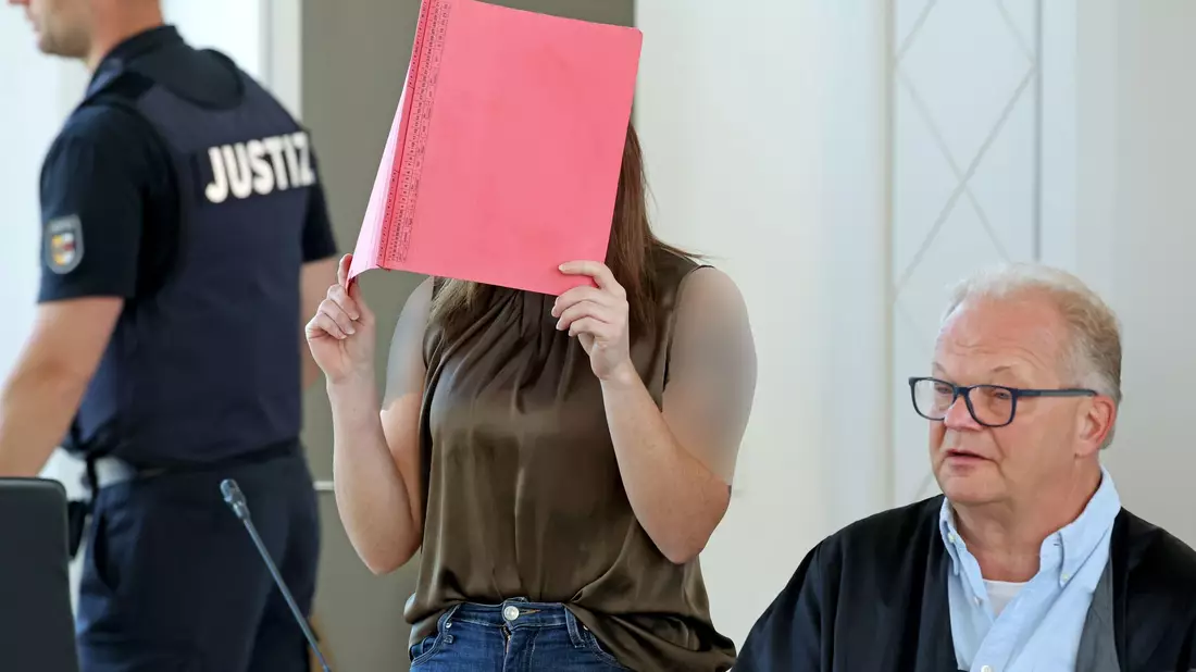 Die Angeklagte hat sich bislang vor Gericht nicht zu den Vorwürfen geäußert.  - Bild: Bernd Wüstneck/dpa