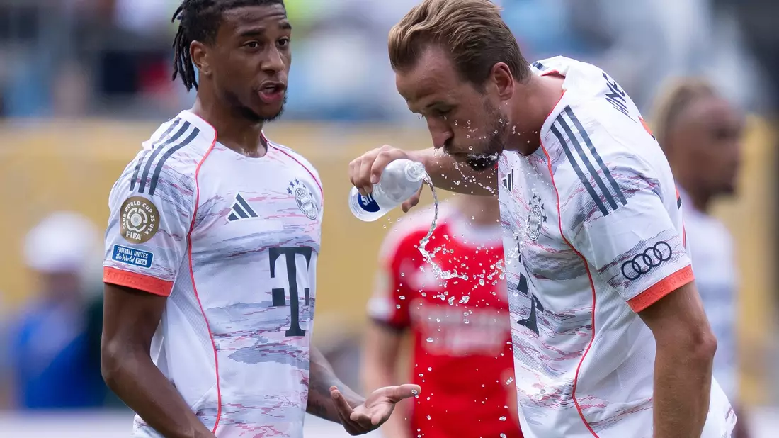 Für die Spieler gibt es pro Halbzeit eine Trinkpause. (Archivbild) - Bild: Sven Hoppe/dpa