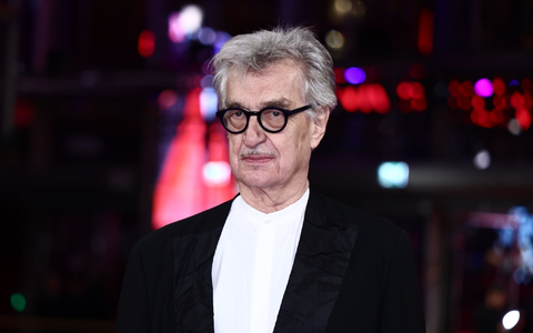 Regisseur Wim Wenders hat angekündigt, seinen Film «Falsche Bewegung» vorerst zurückzuziehen. (Archivbild) - Bild: Christoph Soeder/dpa