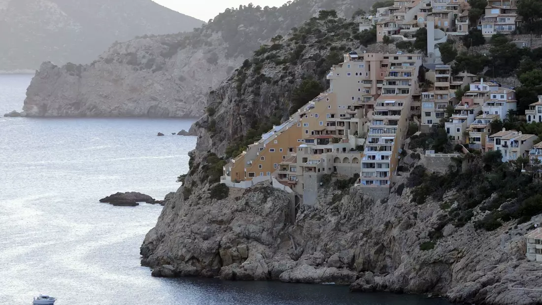 Ein 79-jähriger Deutscher hat in Port d'Andratx auf Mallorca wochenlang tot in seiner Mietwohnung in einer Apartmentanlage am Meer gelegen. (Archivbild) - Bild: picture alliance / dpa
