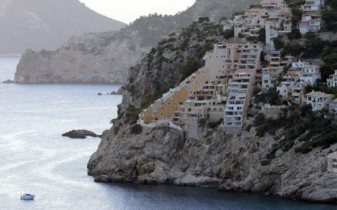 Ein 79-jähriger Deutscher hat in Port d'Andratx auf Mallorca wochenlang tot in seiner Mietwohnung in einer Apartmentanlage am Meer gelegen. (Archivbild) - Foto: picture alliance / dpa