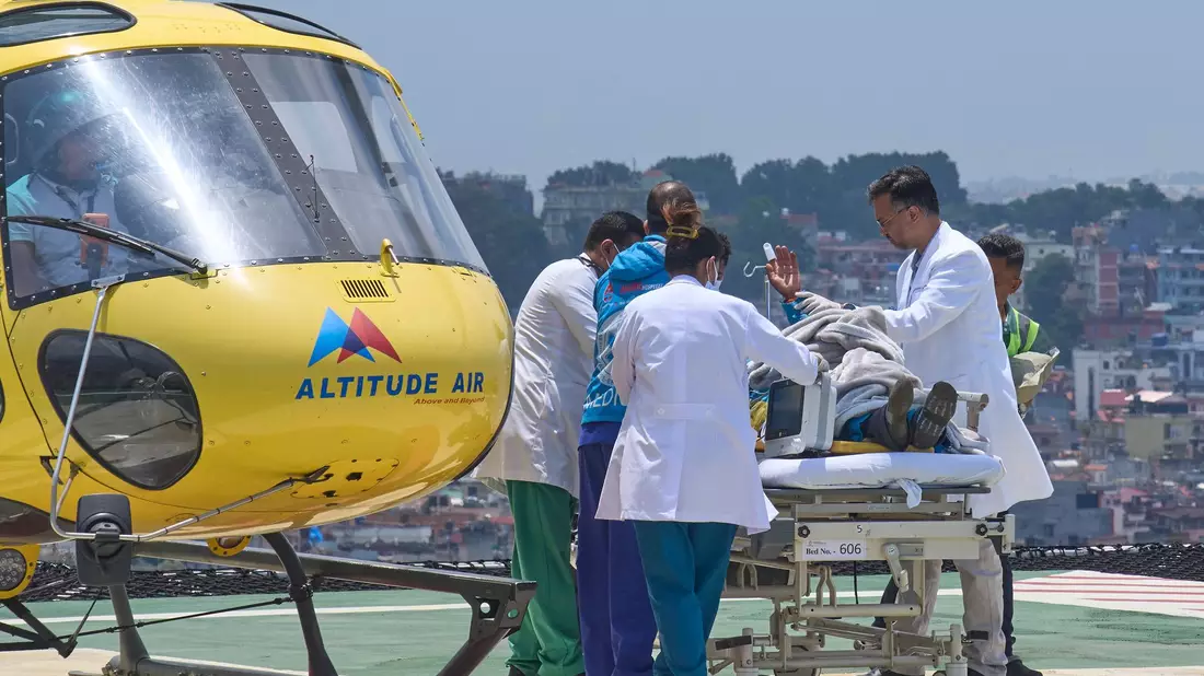 Der Bergführer wurde nach seiner Rettung in ein Krankenhaus gebracht.   - Bild: Niranjan Shrestha/AP/dpa