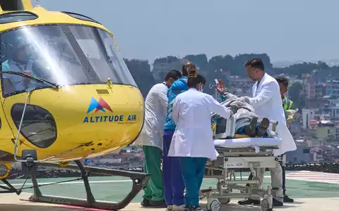 Der Bergführer wurde nach seiner Rettung in ein Krankenhaus gebracht. - Foto: Niranjan Shrestha/AP/dpa