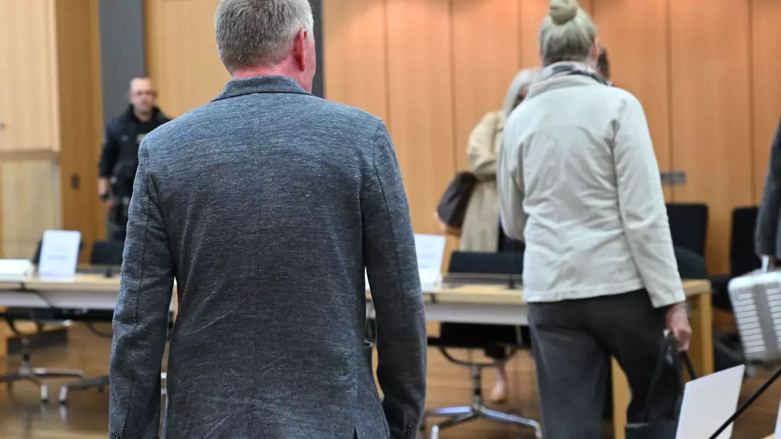 Zum Prozessauftakt vor dem Landgericht Braunschweig benötigte der Staatsanwalt zwei Stunden für die Verlesung der Vorwürfe.  - Bild: Julian Stratenschulte/dpa