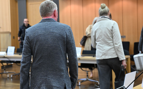 Zum Prozessauftakt vor dem Landgericht Braunschweig benötigte der Staatsanwalt zwei Stunden für die Verlesung der Vorwürfe.  - Bild: Julian Stratenschulte/dpa
